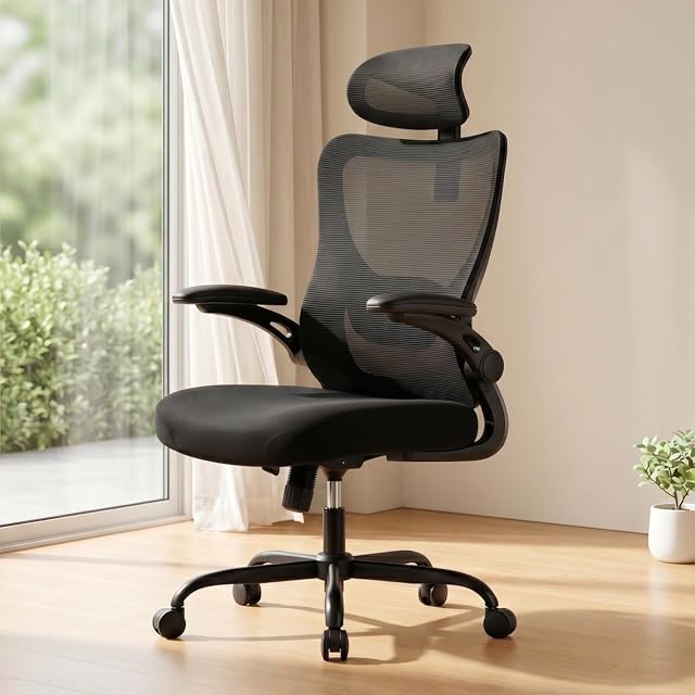 Silla de oficina ergonómica Marsail con respaldo de malla negra y reposabrazos ajustables